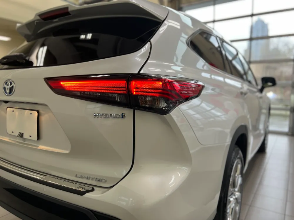 2023 highlander hybrid limited white w graphite interior 5